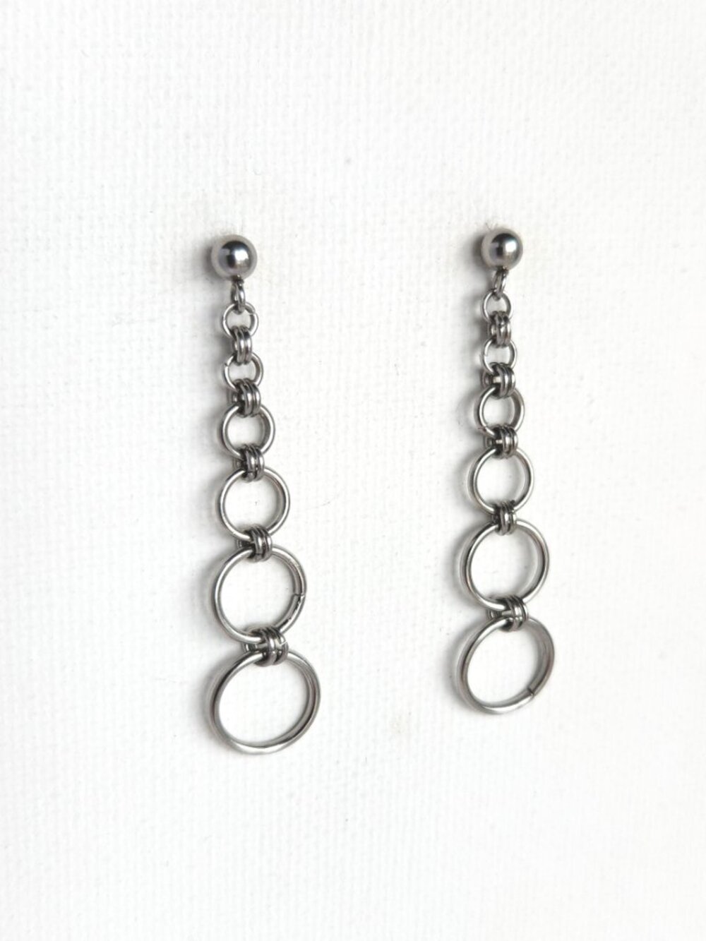 Long silver graduated hoop earrings - Picture 7 of 8